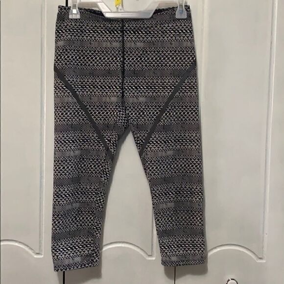Nike DRI - FIT geometric print Capri Leggings S - Picture 1 of 9